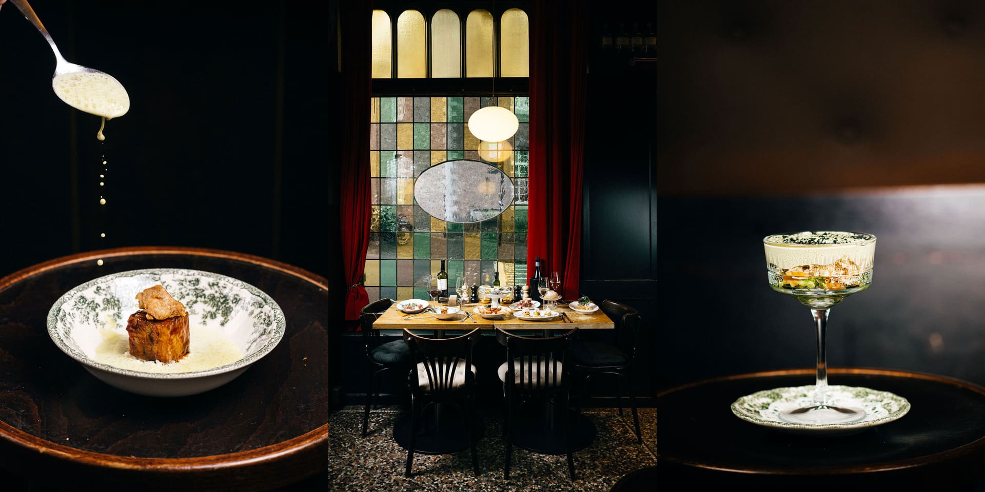 Gedekte tafel voor twee bij een hoog glas-in-loodraam, met rode fluwelen gordijnen en een bolle lamp erboven